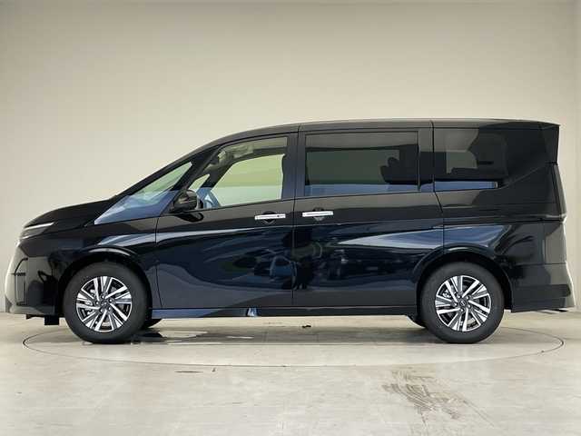 日産 セレナ e－パワー ハイウェイスター V 愛知県 2025(令7)年 0.1千km ダイヤモンドブラック 登録済未使用車/プロパイロット/純正12.3型ディズプレイオーディオナビ/SOSコール/全方位カメラ/両側パワースライドドア/クルーズコントロール/バックカメラ/コーナーセンサー/純正アルミホイール/ETC2.0/ブラインドスポットモニター/LEDヘッドライト/インテリジェントミラー/リアオートエアコン/オートマチックハイビーム/ワイヤレス充電器/衝突軽減システム/Bluetooth/ステアリングスイッチ/スマートキー/プッシュスタート