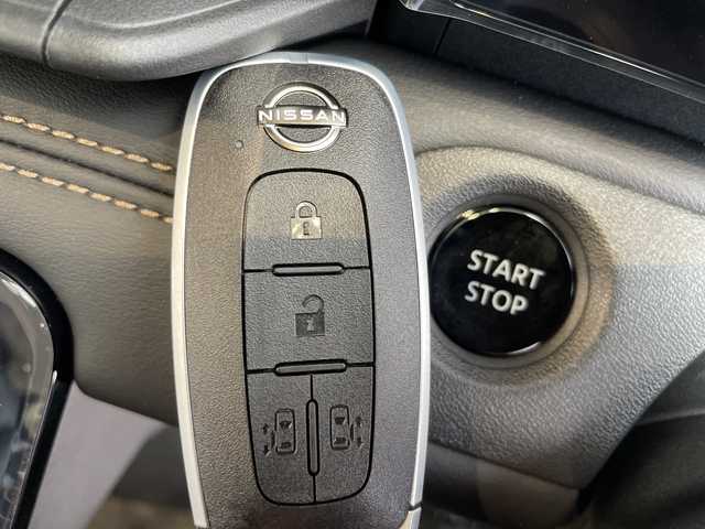 日産 セレナ e－パワー ハイウェイスター V 愛知県 2025(令7)年 0.1千km ダイヤモンドブラック 登録済未使用車/プロパイロット/純正12.3型ディズプレイオーディオナビ/SOSコール/全方位カメラ/両側パワースライドドア/クルーズコントロール/バックカメラ/コーナーセンサー/純正アルミホイール/ETC2.0/ブラインドスポットモニター/LEDヘッドライト/インテリジェントミラー/リアオートエアコン/オートマチックハイビーム/ワイヤレス充電器/衝突軽減システム/Bluetooth/ステアリングスイッチ/スマートキー/プッシュスタート