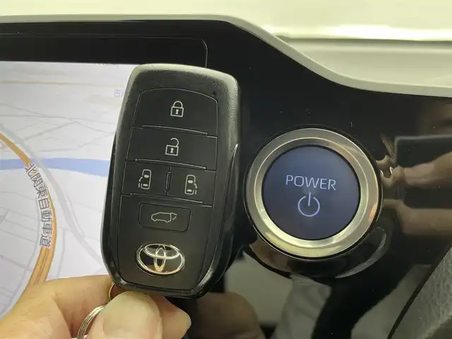 トヨタ ノア ハイブリッド S－Z 群馬県 2022(令4)年 2.2万km ホワイトパールクリスタルシャイン フリップダウンモニター　快適利便ＰＫＧ　純正１１．５インチナビ　バックカメラ　パワーバックドア　両側パワースライドドア　ＡＨＢ　シートヒーター　純正１７インチＡＷ　ステアリングリモコン　ＥＴＣ　禁煙車