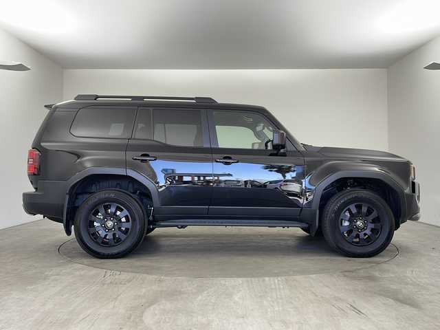 トヨタ ランドクルーザー ２５０ VX ファーストエディション 兵庫県 2024(令6)年 0.7万km ブラック ・純正12.3インチディスプレイオーディオ/・フルセグTV/Bluetooth/USB/Miracast/HDMI/Apple car play/Android Auto/・全方位カメラ/・トヨタセーフティセンス/・プリクラッシュセーフティ/・レーントレーシングアシスト/・レーンディバーチャーアラート/・レーダークルーズコントロール/・オートマチックハイビーム/・ロードサインアシスト/・ブラインドスポットモニター/・クリアランスソナー/・プロアクティブドライバーアシスト/・フロントクロストラフィックアラート/・リアクロストラフィックアラート/・リアカメラディテクション/・アドバンストドライブ/・後方車両接近告知/・安心降車アシスト/・周辺車両接近時サポート/・緊急時操舵支援/・ドライバーモニターカメラ/・パワーバックドア/・デジタルインナーミラー/・ムーンルーフ/・電動パーキングブレーキ/・オートホールド/・純正フロアマット/・ルーフレール/・丸目一眼LEDヘッドライト/・モデリスタエアロ/・FIRST EDITIOロゴ入りドアトリム/・純正18インチアルミホイール/・ビルトインETC2.0/・前後ドライブレコーダー/・スペアキー