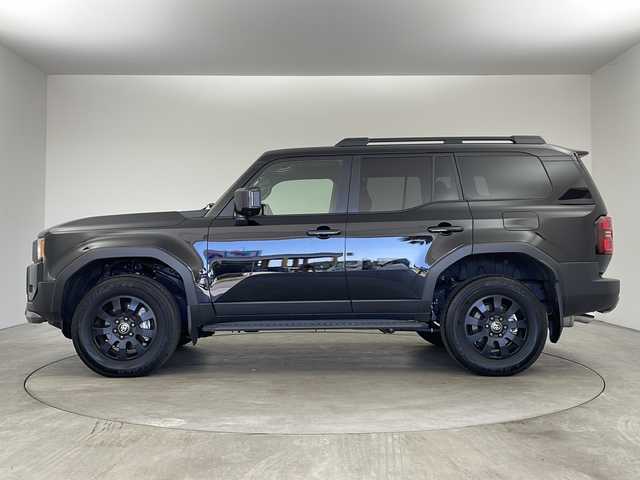 トヨタ ランドクルーザー ２５０ VX ファーストエディション 兵庫県 2024(令6)年 0.7万km ブラック ・純正12.3インチディスプレイオーディオ/・フルセグTV/Bluetooth/USB/Miracast/HDMI/Apple car play/Android Auto/・全方位カメラ/・トヨタセーフティセンス/・プリクラッシュセーフティ/・レーントレーシングアシスト/・レーンディバーチャーアラート/・レーダークルーズコントロール/・オートマチックハイビーム/・ロードサインアシスト/・ブラインドスポットモニター/・クリアランスソナー/・プロアクティブドライバーアシスト/・フロントクロストラフィックアラート/・リアクロストラフィックアラート/・リアカメラディテクション/・アドバンストドライブ/・後方車両接近告知/・安心降車アシスト/・周辺車両接近時サポート/・緊急時操舵支援/・ドライバーモニターカメラ/・パワーバックドア/・デジタルインナーミラー/・ムーンルーフ/・電動パーキングブレーキ/・オートホールド/・純正フロアマット/・ルーフレール/・丸目一眼LEDヘッドライト/・モデリスタエアロ/・FIRST EDITIOロゴ入りドアトリム/・純正18インチアルミホイール/・ビルトインETC2.0/・前後ドライブレコーダー/・スペアキー
