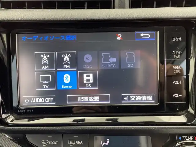 トヨタ アクア S 栃木県 2015(平27)年 10.6万km ライムホワイトパールクリスタルシャイン 純正ナビ(NSZT-W64)/ (フルセグTV・Bluetooth・CD・DVD・SD)/バックカメラ/前方ドライブレコーダー/オートライト/ビルトインETC/スタッドレスタイヤ積込/ステアリングスイッチ/ドアバイザー/電動格納ミラー/純正フロアマット/プッシュスタート/スマートキー/スペアキー1本/取扱説明書/保証書