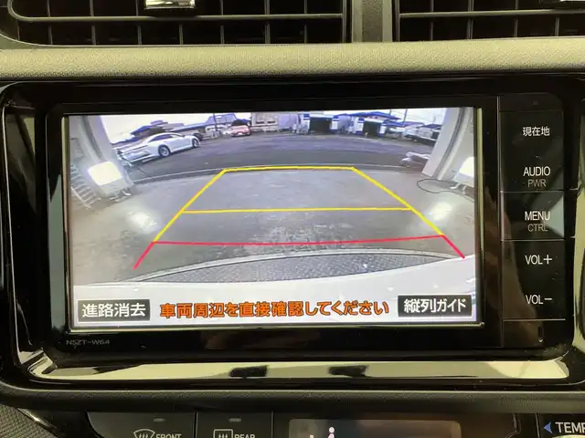トヨタ アクア S 栃木県 2015(平27)年 10.6万km ライムホワイトパールクリスタルシャイン 純正ナビ(NSZT-W64)/ (フルセグTV・Bluetooth・CD・DVD・SD)/バックカメラ/前方ドライブレコーダー/オートライト/ビルトインETC/スタッドレスタイヤ積込/ステアリングスイッチ/ドアバイザー/電動格納ミラー/純正フロアマット/プッシュスタート/スマートキー/スペアキー1本/取扱説明書/保証書