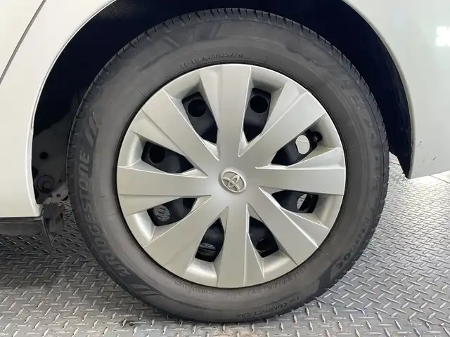 トヨタ アクア S 栃木県 2015(平27)年 10.6万km ライムホワイトパールクリスタルシャイン 純正ナビ(NSZT-W64)/ (フルセグTV・Bluetooth・CD・DVD・SD)/バックカメラ/前方ドライブレコーダー/オートライト/ビルトインETC/スタッドレスタイヤ積込/ステアリングスイッチ/ドアバイザー/電動格納ミラー/純正フロアマット/プッシュスタート/スマートキー/スペアキー1本/取扱説明書/保証書