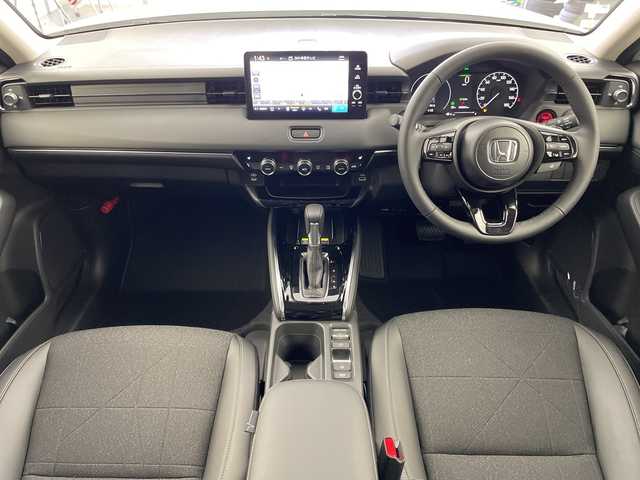 ホンダ ヴェゼル ハイブリッド e:HEV Z 岐阜県 2025(令7)年 0.1千km プラチナホワイトパール 純正OPディスプレイオーディオ(ホンダコネクト)/Bluetooth/USB/AppleCarPlay/AndroidAuto/フルセグテレビ/ハーフレザーシート/シートヒーター(D/N席)/ワイヤレス充電器/ＥＴＣ２．０/革巻きステアリング/ステアリングリモコン/ステアリングヒーター/パドルシフト/LEDヘッドライト/オートライト/パワーバックドア/電動パーキングブレーキ/左右独立エアコン/純正18インチアルミホイール/スマートキー/プッシュスタート/ホンダセンシング/衝突軽減ブレーキ（CMBS）/先行車発進お知らせ機能/歩行者事故低減ステアリング/路外逸脱抑制機能/標識認識機能/渋滞追従機能付アダプティブクルーズコントロール（ACC）/車線維持支援システム（LKAS）/トラフィックジャムアシスト（渋滞運転支援機能）/ブラインドスポットインフォメーション/誤発進抑制機能/後方誤発進抑制機能/近距離衝突軽減ブレーキ/急アクセル抑制機能/パーキングセンサーシステム/後退出庫サポート