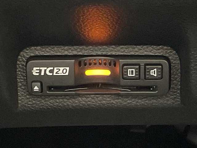 ホンダ ヴェゼル ハイブリッド e:HEV Z 岐阜県 2025(令7)年 0.1千km プラチナホワイトパール 純正OPディスプレイオーディオ(ホンダコネクト)/Bluetooth/USB/AppleCarPlay/AndroidAuto/フルセグテレビ/ハーフレザーシート/シートヒーター(D/N席)/ワイヤレス充電器/ＥＴＣ２．０/革巻きステアリング/ステアリングリモコン/ステアリングヒーター/パドルシフト/LEDヘッドライト/オートライト/パワーバックドア/電動パーキングブレーキ/左右独立エアコン/純正18インチアルミホイール/スマートキー/プッシュスタート/ホンダセンシング/衝突軽減ブレーキ（CMBS）/先行車発進お知らせ機能/歩行者事故低減ステアリング/路外逸脱抑制機能/標識認識機能/渋滞追従機能付アダプティブクルーズコントロール（ACC）/車線維持支援システム（LKAS）/トラフィックジャムアシスト（渋滞運転支援機能）/ブラインドスポットインフォメーション/誤発進抑制機能/後方誤発進抑制機能/近距離衝突軽減ブレーキ/急アクセル抑制機能/パーキングセンサーシステム/後退出庫サポート