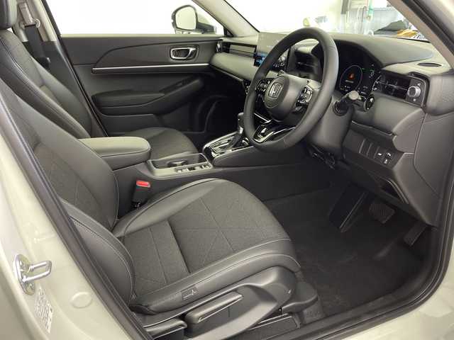 ホンダ ヴェゼル ハイブリッド e:HEV Z 岐阜県 2025(令7)年 0.1千km プラチナホワイトパール 純正OPディスプレイオーディオ(ホンダコネクト)/Bluetooth/USB/AppleCarPlay/AndroidAuto/フルセグテレビ/ハーフレザーシート/シートヒーター(D/N席)/ワイヤレス充電器/ＥＴＣ２．０/革巻きステアリング/ステアリングリモコン/ステアリングヒーター/パドルシフト/LEDヘッドライト/オートライト/パワーバックドア/電動パーキングブレーキ/左右独立エアコン/純正18インチアルミホイール/スマートキー/プッシュスタート/ホンダセンシング/衝突軽減ブレーキ（CMBS）/先行車発進お知らせ機能/歩行者事故低減ステアリング/路外逸脱抑制機能/標識認識機能/渋滞追従機能付アダプティブクルーズコントロール（ACC）/車線維持支援システム（LKAS）/トラフィックジャムアシスト（渋滞運転支援機能）/ブラインドスポットインフォメーション/誤発進抑制機能/後方誤発進抑制機能/近距離衝突軽減ブレーキ/急アクセル抑制機能/パーキングセンサーシステム/後退出庫サポート