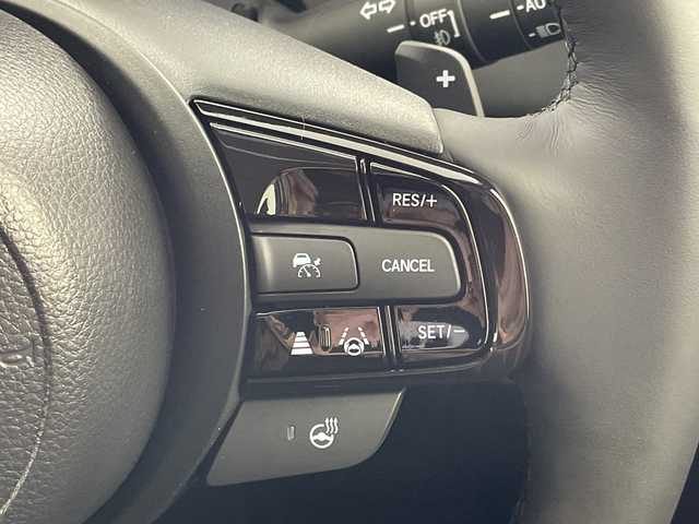 ホンダ ヴェゼル ハイブリッド e:HEV Z 岐阜県 2025(令7)年 0.1千km プラチナホワイトパール 純正OPディスプレイオーディオ(ホンダコネクト)/Bluetooth/USB/AppleCarPlay/AndroidAuto/フルセグテレビ/ハーフレザーシート/シートヒーター(D/N席)/ワイヤレス充電器/ＥＴＣ２．０/革巻きステアリング/ステアリングリモコン/ステアリングヒーター/パドルシフト/LEDヘッドライト/オートライト/パワーバックドア/電動パーキングブレーキ/左右独立エアコン/純正18インチアルミホイール/スマートキー/プッシュスタート/ホンダセンシング/衝突軽減ブレーキ（CMBS）/先行車発進お知らせ機能/歩行者事故低減ステアリング/路外逸脱抑制機能/標識認識機能/渋滞追従機能付アダプティブクルーズコントロール（ACC）/車線維持支援システム（LKAS）/トラフィックジャムアシスト（渋滞運転支援機能）/ブラインドスポットインフォメーション/誤発進抑制機能/後方誤発進抑制機能/近距離衝突軽減ブレーキ/急アクセル抑制機能/パーキングセンサーシステム/後退出庫サポート