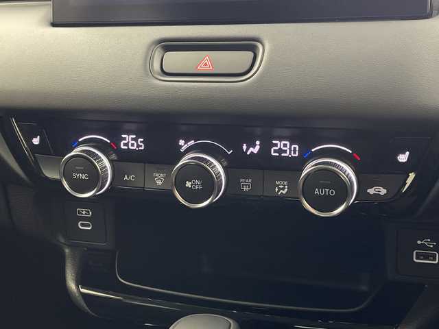 ホンダ ヴェゼル ハイブリッド e:HEV Z 岐阜県 2025(令7)年 0.1千km プラチナホワイトパール 純正OPディスプレイオーディオ(ホンダコネクト)/Bluetooth/USB/AppleCarPlay/AndroidAuto/フルセグテレビ/ハーフレザーシート/シートヒーター(D/N席)/ワイヤレス充電器/ＥＴＣ２．０/革巻きステアリング/ステアリングリモコン/ステアリングヒーター/パドルシフト/LEDヘッドライト/オートライト/パワーバックドア/電動パーキングブレーキ/左右独立エアコン/純正18インチアルミホイール/スマートキー/プッシュスタート/ホンダセンシング/衝突軽減ブレーキ（CMBS）/先行車発進お知らせ機能/歩行者事故低減ステアリング/路外逸脱抑制機能/標識認識機能/渋滞追従機能付アダプティブクルーズコントロール（ACC）/車線維持支援システム（LKAS）/トラフィックジャムアシスト（渋滞運転支援機能）/ブラインドスポットインフォメーション/誤発進抑制機能/後方誤発進抑制機能/近距離衝突軽減ブレーキ/急アクセル抑制機能/パーキングセンサーシステム/後退出庫サポート