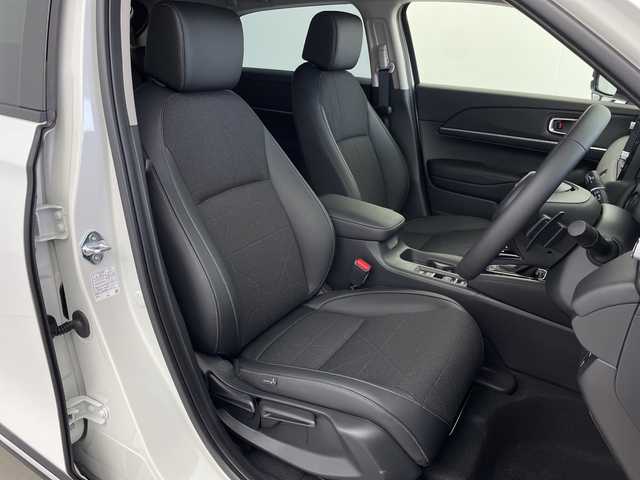 ホンダ ヴェゼル ハイブリッド e:HEV Z 岐阜県 2025(令7)年 0.1千km プラチナホワイトパール 純正OPディスプレイオーディオ(ホンダコネクト)/Bluetooth/USB/AppleCarPlay/AndroidAuto/フルセグテレビ/ハーフレザーシート/シートヒーター(D/N席)/ワイヤレス充電器/ＥＴＣ２．０/革巻きステアリング/ステアリングリモコン/ステアリングヒーター/パドルシフト/LEDヘッドライト/オートライト/パワーバックドア/電動パーキングブレーキ/左右独立エアコン/純正18インチアルミホイール/スマートキー/プッシュスタート/ホンダセンシング/衝突軽減ブレーキ（CMBS）/先行車発進お知らせ機能/歩行者事故低減ステアリング/路外逸脱抑制機能/標識認識機能/渋滞追従機能付アダプティブクルーズコントロール（ACC）/車線維持支援システム（LKAS）/トラフィックジャムアシスト（渋滞運転支援機能）/ブラインドスポットインフォメーション/誤発進抑制機能/後方誤発進抑制機能/近距離衝突軽減ブレーキ/急アクセル抑制機能/パーキングセンサーシステム/後退出庫サポート