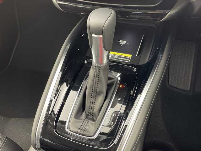 ホンダ ヴェゼル ハイブリッド e:HEV Z 岐阜県 2025(令7)年 0.1千km プラチナホワイトパール 純正OPディスプレイオーディオ(ホンダコネクト)/Bluetooth/USB/AppleCarPlay/AndroidAuto/フルセグテレビ/ハーフレザーシート/シートヒーター(D/N席)/ワイヤレス充電器/ＥＴＣ２．０/革巻きステアリング/ステアリングリモコン/ステアリングヒーター/パドルシフト/LEDヘッドライト/オートライト/パワーバックドア/電動パーキングブレーキ/左右独立エアコン/純正18インチアルミホイール/スマートキー/プッシュスタート/ホンダセンシング/衝突軽減ブレーキ（CMBS）/先行車発進お知らせ機能/歩行者事故低減ステアリング/路外逸脱抑制機能/標識認識機能/渋滞追従機能付アダプティブクルーズコントロール（ACC）/車線維持支援システム（LKAS）/トラフィックジャムアシスト（渋滞運転支援機能）/ブラインドスポットインフォメーション/誤発進抑制機能/後方誤発進抑制機能/近距離衝突軽減ブレーキ/急アクセル抑制機能/パーキングセンサーシステム/後退出庫サポート