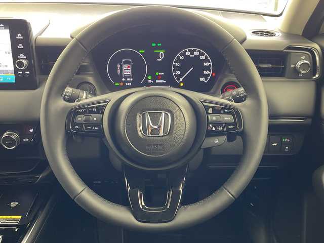 ホンダ ヴェゼル ハイブリッド e:HEV Z 岐阜県 2025(令7)年 0.1千km プラチナホワイトパール 純正OPディスプレイオーディオ(ホンダコネクト)/Bluetooth/USB/AppleCarPlay/AndroidAuto/フルセグテレビ/ハーフレザーシート/シートヒーター(D/N席)/ワイヤレス充電器/ＥＴＣ２．０/革巻きステアリング/ステアリングリモコン/ステアリングヒーター/パドルシフト/LEDヘッドライト/オートライト/パワーバックドア/電動パーキングブレーキ/左右独立エアコン/純正18インチアルミホイール/スマートキー/プッシュスタート/ホンダセンシング/衝突軽減ブレーキ（CMBS）/先行車発進お知らせ機能/歩行者事故低減ステアリング/路外逸脱抑制機能/標識認識機能/渋滞追従機能付アダプティブクルーズコントロール（ACC）/車線維持支援システム（LKAS）/トラフィックジャムアシスト（渋滞運転支援機能）/ブラインドスポットインフォメーション/誤発進抑制機能/後方誤発進抑制機能/近距離衝突軽減ブレーキ/急アクセル抑制機能/パーキングセンサーシステム/後退出庫サポート