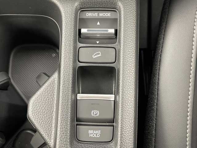 ホンダ ヴェゼル ハイブリッド e:HEV Z 岐阜県 2025(令7)年 0.1千km プラチナホワイトパール 純正OPディスプレイオーディオ(ホンダコネクト)/Bluetooth/USB/AppleCarPlay/AndroidAuto/フルセグテレビ/ハーフレザーシート/シートヒーター(D/N席)/ワイヤレス充電器/ＥＴＣ２．０/革巻きステアリング/ステアリングリモコン/ステアリングヒーター/パドルシフト/LEDヘッドライト/オートライト/パワーバックドア/電動パーキングブレーキ/左右独立エアコン/純正18インチアルミホイール/スマートキー/プッシュスタート/ホンダセンシング/衝突軽減ブレーキ（CMBS）/先行車発進お知らせ機能/歩行者事故低減ステアリング/路外逸脱抑制機能/標識認識機能/渋滞追従機能付アダプティブクルーズコントロール（ACC）/車線維持支援システム（LKAS）/トラフィックジャムアシスト（渋滞運転支援機能）/ブラインドスポットインフォメーション/誤発進抑制機能/後方誤発進抑制機能/近距離衝突軽減ブレーキ/急アクセル抑制機能/パーキングセンサーシステム/後退出庫サポート