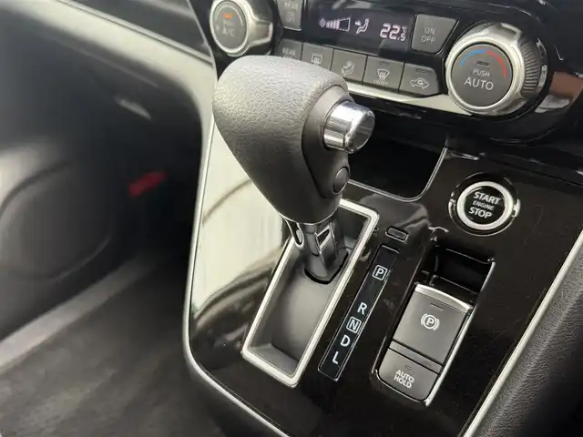 日産 セレナ ハイウェイスター V 千葉県 2021(令3)年 2.9万km ブリリアントホワイトパール 純正SDナビ（AM/FM/CD/DVD/Bluetooth）/フルセグTV/フリップダウンモニター/両側パワースライドドア/クルーズコントロール/社外カメラ（バック/フロント/サイド/全方位）/プロパイロット/横滑り防止/レーンキープアシスト/エマージェンシーブレーキ/インテリジェントルームミラー/パーソナルテーブル/純正アルミホイール/スマートキー