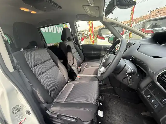 日産 セレナ ハイウェイスター V 千葉県 2021(令3)年 2.9万km ブリリアントホワイトパール 純正SDナビ（AM/FM/CD/DVD/Bluetooth）/フルセグTV/フリップダウンモニター/両側パワースライドドア/クルーズコントロール/社外カメラ（バック/フロント/サイド/全方位）/プロパイロット/横滑り防止/レーンキープアシスト/エマージェンシーブレーキ/インテリジェントルームミラー/パーソナルテーブル/純正アルミホイール/スマートキー