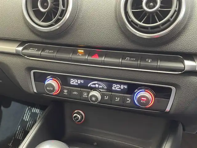 アウディ Ａ３ セダン 1．8 TFSI クワトロ 岩手県 2014(平26)年 14.7万km 黒 ４WD/ターボ/パドルシフト/衝突被害軽減システム/アダプティブクルーズコントロール/コーナーセンサー/横滑り防止装置/アイドリングストップ/純正ナビ/フルセグTV/ETC2.0/オートライト/HIDヘッドライト/フォグライト/１７インチアルミホイール