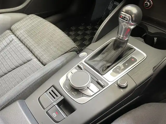 アウディ Ａ３ セダン 1．8 TFSI クワトロ 岩手県 2014(平26)年 14.7万km 黒 ４WD/ターボ/パドルシフト/衝突被害軽減システム/アダプティブクルーズコントロール/コーナーセンサー/横滑り防止装置/アイドリングストップ/純正ナビ/フルセグTV/ETC2.0/オートライト/HIDヘッドライト/フォグライト/１７インチアルミホイール