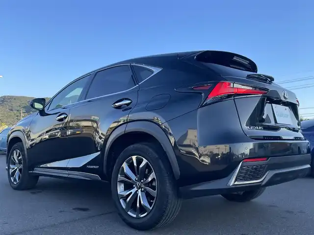 レクサス ＮＸ 300h Fスポーツ 岡山県 2018(平30)年 9.1万km グラファイトブラックガラスフレーク 登録時走行距離90572km/サンルーフ/純正10.3インチナビ/バックモニター/フルセグTV/Bluetooth/CD/レクサスセーフティシステム＋/・プリクラッシュセーフティ/・レーントレーシングアシスト/・オートマチックハイビーム/・アダプティブハイビームシステム/・レーダークルーズコントロール/・ロードサインアシスト/・先行者発進告知機能/ブラインドスポットモニター/ブレーキホールド/クリアランスソナー/パドルシフト/MTモード付きAT/ステアリングヒーター/本革レザーシート/シートメモリー/エアーシート/シートヒーター/前関パワーシート/ドライブレコーダー/純正ビルトインETC2.0/アルミホイール/純正フロアマット/LEDヘッドライト