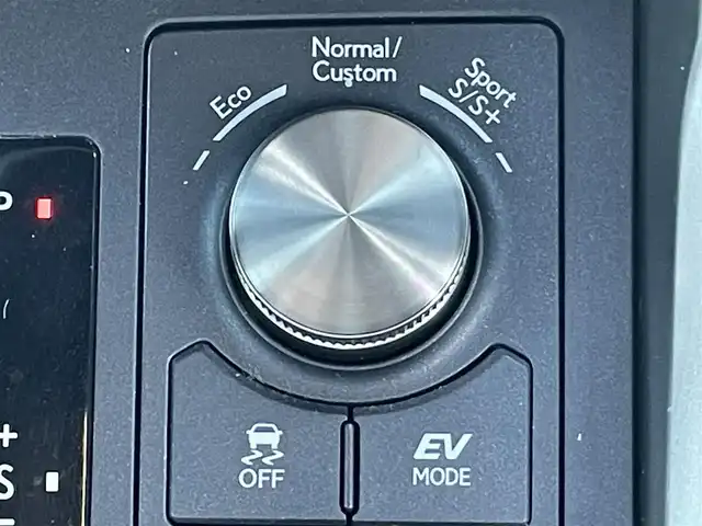 レクサス ＮＸ 300h Fスポーツ 岡山県 2018(平30)年 9.1万km グラファイトブラックガラスフレーク 登録時走行距離90572km/サンルーフ/純正10.3インチナビ/バックモニター/フルセグTV/Bluetooth/CD/レクサスセーフティシステム＋/・プリクラッシュセーフティ/・レーントレーシングアシスト/・オートマチックハイビーム/・アダプティブハイビームシステム/・レーダークルーズコントロール/・ロードサインアシスト/・先行者発進告知機能/ブラインドスポットモニター/ブレーキホールド/クリアランスソナー/パドルシフト/MTモード付きAT/ステアリングヒーター/本革レザーシート/シートメモリー/エアーシート/シートヒーター/前関パワーシート/ドライブレコーダー/純正ビルトインETC2.0/アルミホイール/純正フロアマット/LEDヘッドライト