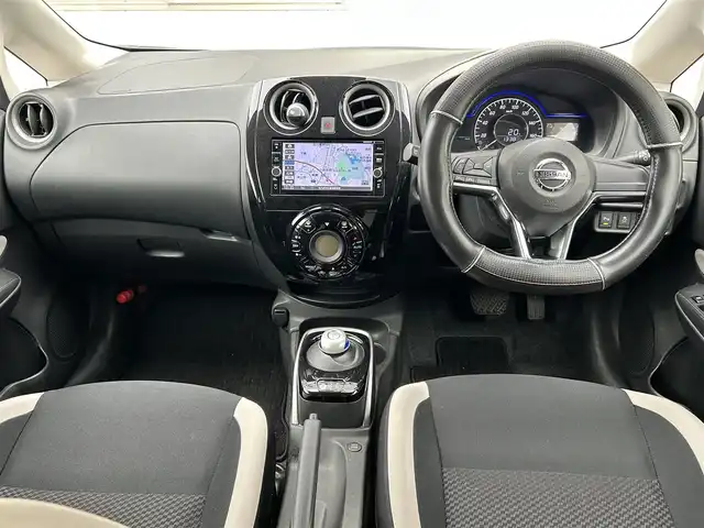 日産 ノート e－パワー X 福岡県 2018(平30)年 7.1万km ブリリアントシルバー ワンオーナー/純正メモリナビ【MM318D-W】/(AM/FM/CD/DVD/Bluetooth/ワンセグTV)/バックカメラ/インテリジェントエマージェンシーブレーキ/踏み間違い衝突防止アシスト/車線逸脱警報/車両接近通報装置/オートライト/アイドリングストップ/純正15インチアルミホイール/ドアバイザー/純正前方ドライブレコーダー【DJ4-D】/ETC/ドライブモードスイッチ/純正フロアマット/スペアキー×1/ISOFIX/保証書/取扱説明書/ナビ取扱説明書