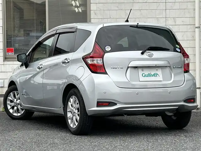 日産 ノート e－パワー X 福岡県 2018(平30)年 7.1万km ブリリアントシルバー ワンオーナー/純正メモリナビ【MM318D-W】/(AM/FM/CD/DVD/Bluetooth/ワンセグTV)/バックカメラ/インテリジェントエマージェンシーブレーキ/踏み間違い衝突防止アシスト/車線逸脱警報/車両接近通報装置/オートライト/アイドリングストップ/純正15インチアルミホイール/ドアバイザー/純正前方ドライブレコーダー【DJ4-D】/ETC/ドライブモードスイッチ/純正フロアマット/スペアキー×1/ISOFIX/保証書/取扱説明書/ナビ取扱説明書