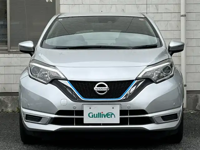 日産 ノート e－パワー X 福岡県 2018(平30)年 7.1万km ブリリアントシルバー ワンオーナー/純正メモリナビ【MM318D-W】/(AM/FM/CD/DVD/Bluetooth/ワンセグTV)/バックカメラ/インテリジェントエマージェンシーブレーキ/踏み間違い衝突防止アシスト/車線逸脱警報/車両接近通報装置/オートライト/アイドリングストップ/純正15インチアルミホイール/ドアバイザー/純正前方ドライブレコーダー【DJ4-D】/ETC/ドライブモードスイッチ/純正フロアマット/スペアキー×1/ISOFIX/保証書/取扱説明書/ナビ取扱説明書