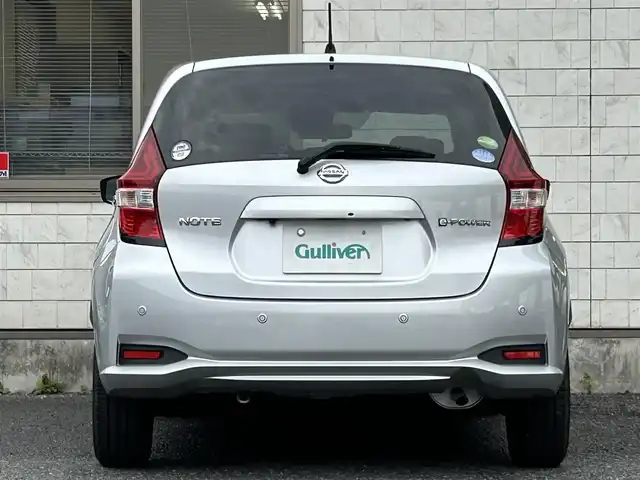 日産 ノート e－パワー X 福岡県 2018(平30)年 7.1万km ブリリアントシルバー ワンオーナー/純正メモリナビ【MM318D-W】/(AM/FM/CD/DVD/Bluetooth/ワンセグTV)/バックカメラ/インテリジェントエマージェンシーブレーキ/踏み間違い衝突防止アシスト/車線逸脱警報/車両接近通報装置/オートライト/アイドリングストップ/純正15インチアルミホイール/ドアバイザー/純正前方ドライブレコーダー【DJ4-D】/ETC/ドライブモードスイッチ/純正フロアマット/スペアキー×1/ISOFIX/保証書/取扱説明書/ナビ取扱説明書