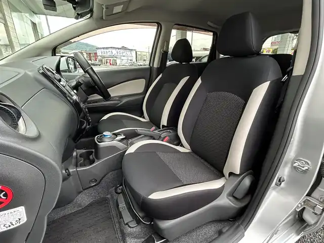 日産 ノート e－パワー X 福岡県 2018(平30)年 7.1万km ブリリアントシルバー ワンオーナー/純正メモリナビ【MM318D-W】/(AM/FM/CD/DVD/Bluetooth/ワンセグTV)/バックカメラ/インテリジェントエマージェンシーブレーキ/踏み間違い衝突防止アシスト/車線逸脱警報/車両接近通報装置/オートライト/アイドリングストップ/純正15インチアルミホイール/ドアバイザー/純正前方ドライブレコーダー【DJ4-D】/ETC/ドライブモードスイッチ/純正フロアマット/スペアキー×1/ISOFIX/保証書/取扱説明書/ナビ取扱説明書