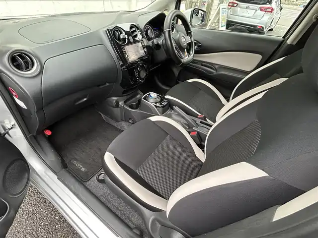 日産 ノート e－パワー X 福岡県 2018(平30)年 7.1万km ブリリアントシルバー ワンオーナー/純正メモリナビ【MM318D-W】/(AM/FM/CD/DVD/Bluetooth/ワンセグTV)/バックカメラ/インテリジェントエマージェンシーブレーキ/踏み間違い衝突防止アシスト/車線逸脱警報/車両接近通報装置/オートライト/アイドリングストップ/純正15インチアルミホイール/ドアバイザー/純正前方ドライブレコーダー【DJ4-D】/ETC/ドライブモードスイッチ/純正フロアマット/スペアキー×1/ISOFIX/保証書/取扱説明書/ナビ取扱説明書