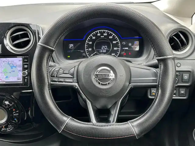 日産 ノート e－パワー X 福岡県 2018(平30)年 7.1万km ブリリアントシルバー ワンオーナー/純正メモリナビ【MM318D-W】/(AM/FM/CD/DVD/Bluetooth/ワンセグTV)/バックカメラ/インテリジェントエマージェンシーブレーキ/踏み間違い衝突防止アシスト/車線逸脱警報/車両接近通報装置/オートライト/アイドリングストップ/純正15インチアルミホイール/ドアバイザー/純正前方ドライブレコーダー【DJ4-D】/ETC/ドライブモードスイッチ/純正フロアマット/スペアキー×1/ISOFIX/保証書/取扱説明書/ナビ取扱説明書