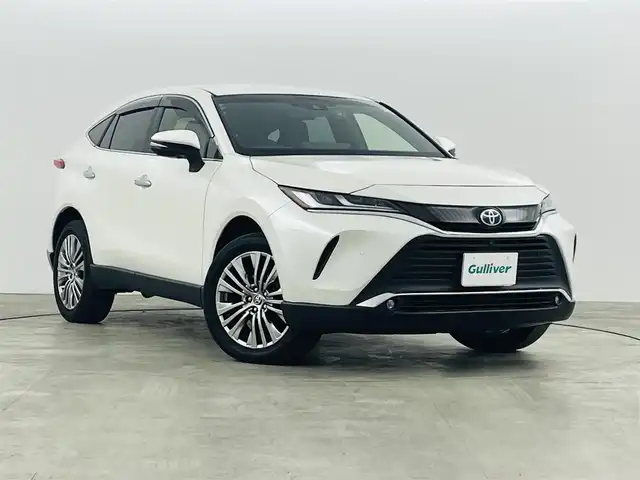 トヨタ ハリアー ハイブリッド Z レザーパッケージ 福島県 2021(令3)年 6.8万km ホワイトパールクリスタルシャイン トヨタセーフティーセンス/・衝突軽減ブレーキ/・レーンディパーチャーアラート/・レーントレーシングアシスト/・レーダークルーズコントロール/・リアクロストラフィックアラート/・道路標識認識/・発進遅れ告知機能/・クリアランスソナー/・アダプティブハイビームシステム/ＪＢＬプレミアムサウンド/ワンオーナー/純正１２．３型ディスプレイオーディオ/・フルセグTV/・ビルトインETC2.0/・全方位カメラ/・AM、FM/・Bluetooth/・USB/・AUX/・Miracast/ヘッドアップディスプレイ/ブラインドスポットモニター/デジタルインナーミラー（ドラレコ付き）/前後ドライブレコーダー/パワーバックドア/AC100V/LEDヘッドライト/・フォグランプ/・オートライト/レザーシート/・エアシート/・シートヒーター/・ハンドルヒーター/純正ホイール/純正フロアマット/ドアバイザー/スマートキー/・プッシュスタート/・スペアキー