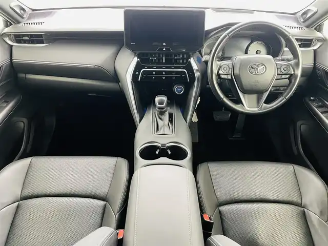 トヨタ ハリアー ハイブリッド Z レザーパッケージ 福島県 2021(令3)年 6.8万km ホワイトパールクリスタルシャイン トヨタセーフティーセンス/・衝突軽減ブレーキ/・レーンディパーチャーアラート/・レーントレーシングアシスト/・レーダークルーズコントロール/・リアクロストラフィックアラート/・道路標識認識/・発進遅れ告知機能/・クリアランスソナー/・アダプティブハイビームシステム/ＪＢＬプレミアムサウンド/ワンオーナー/純正１２．３型ディスプレイオーディオ/・フルセグTV/・ビルトインETC2.0/・全方位カメラ/・AM、FM/・Bluetooth/・USB/・AUX/・Miracast/ヘッドアップディスプレイ/ブラインドスポットモニター/デジタルインナーミラー（ドラレコ付き）/前後ドライブレコーダー/パワーバックドア/AC100V/LEDヘッドライト/・フォグランプ/・オートライト/レザーシート/・エアシート/・シートヒーター/・ハンドルヒーター/純正ホイール/純正フロアマット/ドアバイザー/スマートキー/・プッシュスタート/・スペアキー