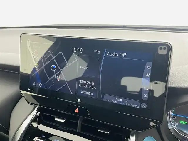 トヨタ ハリアー ハイブリッド Z レザーパッケージ 福島県 2021(令3)年 6.8万km ホワイトパールクリスタルシャイン トヨタセーフティーセンス/・衝突軽減ブレーキ/・レーンディパーチャーアラート/・レーントレーシングアシスト/・レーダークルーズコントロール/・リアクロストラフィックアラート/・道路標識認識/・発進遅れ告知機能/・クリアランスソナー/・アダプティブハイビームシステム/ＪＢＬプレミアムサウンド/ワンオーナー/純正１２．３型ディスプレイオーディオ/・フルセグTV/・ビルトインETC2.0/・全方位カメラ/・AM、FM/・Bluetooth/・USB/・AUX/・Miracast/ヘッドアップディスプレイ/ブラインドスポットモニター/デジタルインナーミラー（ドラレコ付き）/前後ドライブレコーダー/パワーバックドア/AC100V/LEDヘッドライト/・フォグランプ/・オートライト/レザーシート/・エアシート/・シートヒーター/・ハンドルヒーター/純正ホイール/純正フロアマット/ドアバイザー/スマートキー/・プッシュスタート/・スペアキー