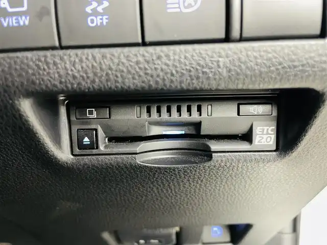 トヨタ ハリアー ハイブリッド Z レザーパッケージ 福島県 2021(令3)年 6.8万km ホワイトパールクリスタルシャイン トヨタセーフティーセンス/・衝突軽減ブレーキ/・レーンディパーチャーアラート/・レーントレーシングアシスト/・レーダークルーズコントロール/・リアクロストラフィックアラート/・道路標識認識/・発進遅れ告知機能/・クリアランスソナー/・アダプティブハイビームシステム/ＪＢＬプレミアムサウンド/ワンオーナー/純正１２．３型ディスプレイオーディオ/・フルセグTV/・ビルトインETC2.0/・全方位カメラ/・AM、FM/・Bluetooth/・USB/・AUX/・Miracast/ヘッドアップディスプレイ/ブラインドスポットモニター/デジタルインナーミラー（ドラレコ付き）/前後ドライブレコーダー/パワーバックドア/AC100V/LEDヘッドライト/・フォグランプ/・オートライト/レザーシート/・エアシート/・シートヒーター/・ハンドルヒーター/純正ホイール/純正フロアマット/ドアバイザー/スマートキー/・プッシュスタート/・スペアキー