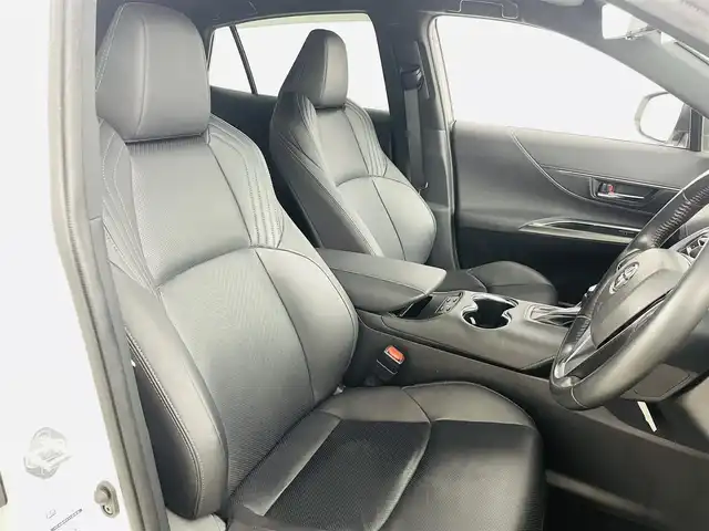 トヨタ ハリアー ハイブリッド Z レザーパッケージ 福島県 2021(令3)年 6.8万km ホワイトパールクリスタルシャイン トヨタセーフティーセンス/・衝突軽減ブレーキ/・レーンディパーチャーアラート/・レーントレーシングアシスト/・レーダークルーズコントロール/・リアクロストラフィックアラート/・道路標識認識/・発進遅れ告知機能/・クリアランスソナー/・アダプティブハイビームシステム/ＪＢＬプレミアムサウンド/ワンオーナー/純正１２．３型ディスプレイオーディオ/・フルセグTV/・ビルトインETC2.0/・全方位カメラ/・AM、FM/・Bluetooth/・USB/・AUX/・Miracast/ヘッドアップディスプレイ/ブラインドスポットモニター/デジタルインナーミラー（ドラレコ付き）/前後ドライブレコーダー/パワーバックドア/AC100V/LEDヘッドライト/・フォグランプ/・オートライト/レザーシート/・エアシート/・シートヒーター/・ハンドルヒーター/純正ホイール/純正フロアマット/ドアバイザー/スマートキー/・プッシュスタート/・スペアキー