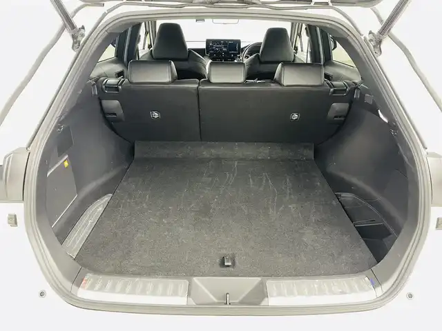 トヨタ ハリアー ハイブリッド Z レザーパッケージ 福島県 2021(令3)年 6.8万km ホワイトパールクリスタルシャイン トヨタセーフティーセンス/・衝突軽減ブレーキ/・レーンディパーチャーアラート/・レーントレーシングアシスト/・レーダークルーズコントロール/・リアクロストラフィックアラート/・道路標識認識/・発進遅れ告知機能/・クリアランスソナー/・アダプティブハイビームシステム/ＪＢＬプレミアムサウンド/ワンオーナー/純正１２．３型ディスプレイオーディオ/・フルセグTV/・ビルトインETC2.0/・全方位カメラ/・AM、FM/・Bluetooth/・USB/・AUX/・Miracast/ヘッドアップディスプレイ/ブラインドスポットモニター/デジタルインナーミラー（ドラレコ付き）/前後ドライブレコーダー/パワーバックドア/AC100V/LEDヘッドライト/・フォグランプ/・オートライト/レザーシート/・エアシート/・シートヒーター/・ハンドルヒーター/純正ホイール/純正フロアマット/ドアバイザー/スマートキー/・プッシュスタート/・スペアキー