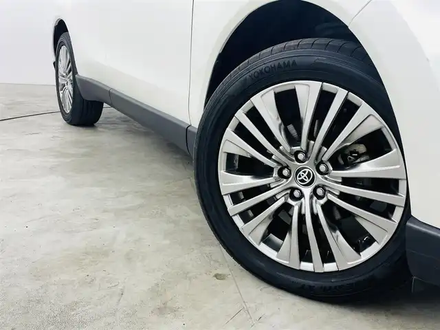 トヨタ ハリアー ハイブリッド Z レザーパッケージ 福島県 2021(令3)年 6.8万km ホワイトパールクリスタルシャイン トヨタセーフティーセンス/・衝突軽減ブレーキ/・レーンディパーチャーアラート/・レーントレーシングアシスト/・レーダークルーズコントロール/・リアクロストラフィックアラート/・道路標識認識/・発進遅れ告知機能/・クリアランスソナー/・アダプティブハイビームシステム/ＪＢＬプレミアムサウンド/ワンオーナー/純正１２．３型ディスプレイオーディオ/・フルセグTV/・ビルトインETC2.0/・全方位カメラ/・AM、FM/・Bluetooth/・USB/・AUX/・Miracast/ヘッドアップディスプレイ/ブラインドスポットモニター/デジタルインナーミラー（ドラレコ付き）/前後ドライブレコーダー/パワーバックドア/AC100V/LEDヘッドライト/・フォグランプ/・オートライト/レザーシート/・エアシート/・シートヒーター/・ハンドルヒーター/純正ホイール/純正フロアマット/ドアバイザー/スマートキー/・プッシュスタート/・スペアキー