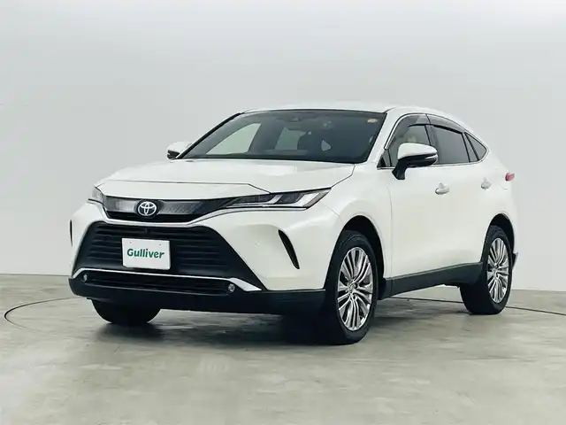 トヨタ ハリアー ハイブリッド Z レザーパッケージ 福島県 2021(令3)年 6.8万km ホワイトパールクリスタルシャイン トヨタセーフティーセンス/・衝突軽減ブレーキ/・レーンディパーチャーアラート/・レーントレーシングアシスト/・レーダークルーズコントロール/・リアクロストラフィックアラート/・道路標識認識/・発進遅れ告知機能/・クリアランスソナー/・アダプティブハイビームシステム/ＪＢＬプレミアムサウンド/ワンオーナー/純正１２．３型ディスプレイオーディオ/・フルセグTV/・ビルトインETC2.0/・全方位カメラ/・AM、FM/・Bluetooth/・USB/・AUX/・Miracast/ヘッドアップディスプレイ/ブラインドスポットモニター/デジタルインナーミラー（ドラレコ付き）/前後ドライブレコーダー/パワーバックドア/AC100V/LEDヘッドライト/・フォグランプ/・オートライト/レザーシート/・エアシート/・シートヒーター/・ハンドルヒーター/純正ホイール/純正フロアマット/ドアバイザー/スマートキー/・プッシュスタート/・スペアキー