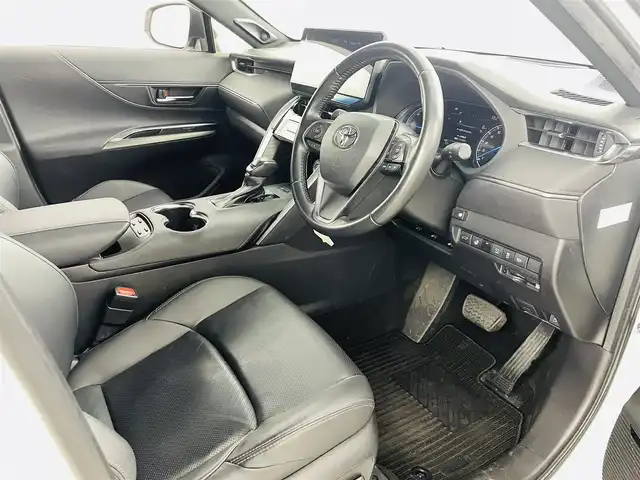 トヨタ ハリアー ハイブリッド Z レザーパッケージ 福島県 2021(令3)年 6.8万km ホワイトパールクリスタルシャイン トヨタセーフティーセンス/・衝突軽減ブレーキ/・レーンディパーチャーアラート/・レーントレーシングアシスト/・レーダークルーズコントロール/・リアクロストラフィックアラート/・道路標識認識/・発進遅れ告知機能/・クリアランスソナー/・アダプティブハイビームシステム/ＪＢＬプレミアムサウンド/ワンオーナー/純正１２．３型ディスプレイオーディオ/・フルセグTV/・ビルトインETC2.0/・全方位カメラ/・AM、FM/・Bluetooth/・USB/・AUX/・Miracast/ヘッドアップディスプレイ/ブラインドスポットモニター/デジタルインナーミラー（ドラレコ付き）/前後ドライブレコーダー/パワーバックドア/AC100V/LEDヘッドライト/・フォグランプ/・オートライト/レザーシート/・エアシート/・シートヒーター/・ハンドルヒーター/純正ホイール/純正フロアマット/ドアバイザー/スマートキー/・プッシュスタート/・スペアキー