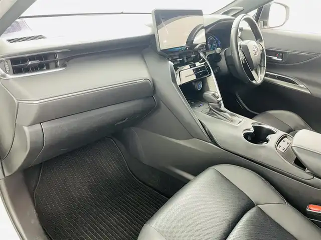 トヨタ ハリアー ハイブリッド Z レザーパッケージ 福島県 2021(令3)年 6.8万km ホワイトパールクリスタルシャイン トヨタセーフティーセンス/・衝突軽減ブレーキ/・レーンディパーチャーアラート/・レーントレーシングアシスト/・レーダークルーズコントロール/・リアクロストラフィックアラート/・道路標識認識/・発進遅れ告知機能/・クリアランスソナー/・アダプティブハイビームシステム/ＪＢＬプレミアムサウンド/ワンオーナー/純正１２．３型ディスプレイオーディオ/・フルセグTV/・ビルトインETC2.0/・全方位カメラ/・AM、FM/・Bluetooth/・USB/・AUX/・Miracast/ヘッドアップディスプレイ/ブラインドスポットモニター/デジタルインナーミラー（ドラレコ付き）/前後ドライブレコーダー/パワーバックドア/AC100V/LEDヘッドライト/・フォグランプ/・オートライト/レザーシート/・エアシート/・シートヒーター/・ハンドルヒーター/純正ホイール/純正フロアマット/ドアバイザー/スマートキー/・プッシュスタート/・スペアキー