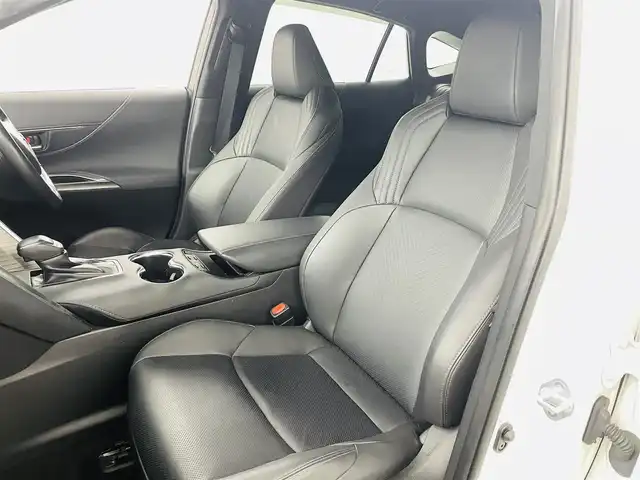 トヨタ ハリアー ハイブリッド Z レザーパッケージ 福島県 2021(令3)年 6.8万km ホワイトパールクリスタルシャイン トヨタセーフティーセンス/・衝突軽減ブレーキ/・レーンディパーチャーアラート/・レーントレーシングアシスト/・レーダークルーズコントロール/・リアクロストラフィックアラート/・道路標識認識/・発進遅れ告知機能/・クリアランスソナー/・アダプティブハイビームシステム/ＪＢＬプレミアムサウンド/ワンオーナー/純正１２．３型ディスプレイオーディオ/・フルセグTV/・ビルトインETC2.0/・全方位カメラ/・AM、FM/・Bluetooth/・USB/・AUX/・Miracast/ヘッドアップディスプレイ/ブラインドスポットモニター/デジタルインナーミラー（ドラレコ付き）/前後ドライブレコーダー/パワーバックドア/AC100V/LEDヘッドライト/・フォグランプ/・オートライト/レザーシート/・エアシート/・シートヒーター/・ハンドルヒーター/純正ホイール/純正フロアマット/ドアバイザー/スマートキー/・プッシュスタート/・スペアキー