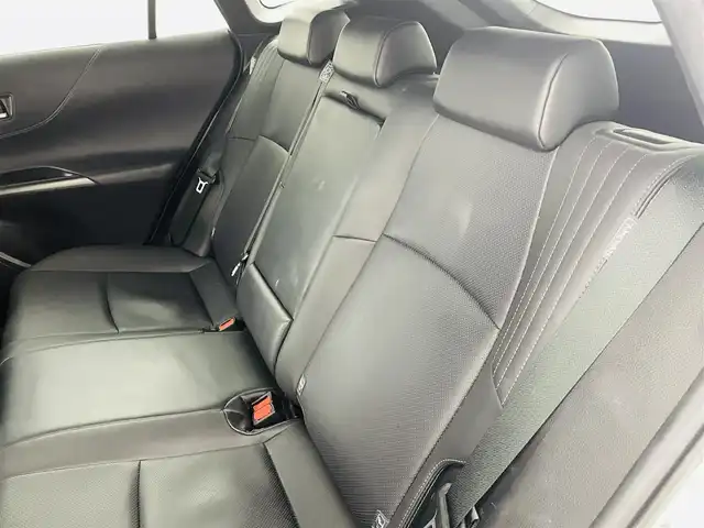 トヨタ ハリアー ハイブリッド Z レザーパッケージ 福島県 2021(令3)年 6.8万km ホワイトパールクリスタルシャイン トヨタセーフティーセンス/・衝突軽減ブレーキ/・レーンディパーチャーアラート/・レーントレーシングアシスト/・レーダークルーズコントロール/・リアクロストラフィックアラート/・道路標識認識/・発進遅れ告知機能/・クリアランスソナー/・アダプティブハイビームシステム/ＪＢＬプレミアムサウンド/ワンオーナー/純正１２．３型ディスプレイオーディオ/・フルセグTV/・ビルトインETC2.0/・全方位カメラ/・AM、FM/・Bluetooth/・USB/・AUX/・Miracast/ヘッドアップディスプレイ/ブラインドスポットモニター/デジタルインナーミラー（ドラレコ付き）/前後ドライブレコーダー/パワーバックドア/AC100V/LEDヘッドライト/・フォグランプ/・オートライト/レザーシート/・エアシート/・シートヒーター/・ハンドルヒーター/純正ホイール/純正フロアマット/ドアバイザー/スマートキー/・プッシュスタート/・スペアキー