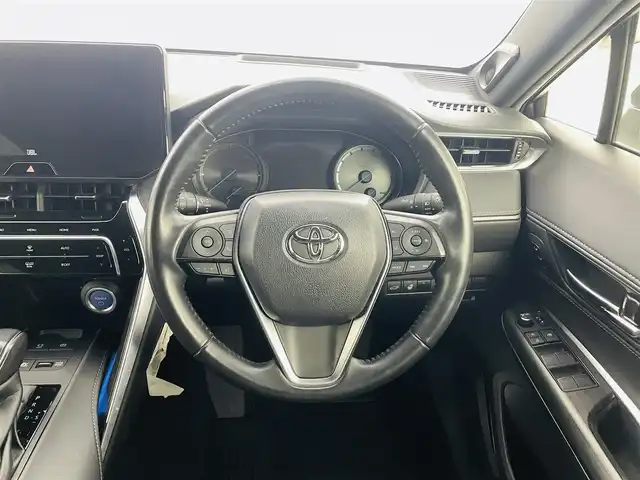 トヨタ ハリアー ハイブリッド Z レザーパッケージ 福島県 2021(令3)年 6.8万km ホワイトパールクリスタルシャイン トヨタセーフティーセンス/・衝突軽減ブレーキ/・レーンディパーチャーアラート/・レーントレーシングアシスト/・レーダークルーズコントロール/・リアクロストラフィックアラート/・道路標識認識/・発進遅れ告知機能/・クリアランスソナー/・アダプティブハイビームシステム/ＪＢＬプレミアムサウンド/ワンオーナー/純正１２．３型ディスプレイオーディオ/・フルセグTV/・ビルトインETC2.0/・全方位カメラ/・AM、FM/・Bluetooth/・USB/・AUX/・Miracast/ヘッドアップディスプレイ/ブラインドスポットモニター/デジタルインナーミラー（ドラレコ付き）/前後ドライブレコーダー/パワーバックドア/AC100V/LEDヘッドライト/・フォグランプ/・オートライト/レザーシート/・エアシート/・シートヒーター/・ハンドルヒーター/純正ホイール/純正フロアマット/ドアバイザー/スマートキー/・プッシュスタート/・スペアキー