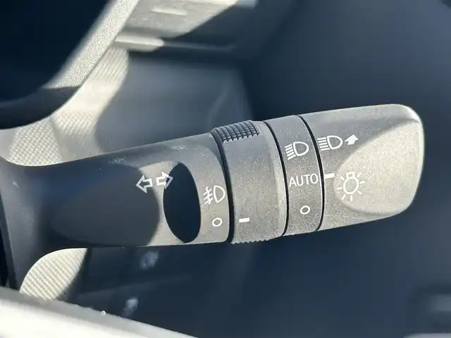 トヨタ ライズ Z 熊本県 2023(令5)年 1.3万km ナチュラルベージュマイカM 社外ナビ（CN-HA01WD）/・AM/FM/CD/DVD/SD/iPod/BT/・フルセグTV/バックカメラ/先行車発進お知らせ機能/車線逸脱警報/ステアリングアシスト/標識認識機能/横滑り防止機能/ふらつき警報/前後コーナーセンサー/レーダークルーズコントロール/革巻きステアリング/・ステアリングリモコン/オートライト/・LEDライト/・フォグランプ/D/N席シートヒーター/前後ドライブレコーダー（TZ-D205W）/電動サイドブレーキ/・ホールドボタン/電動格納ミラー/・ウィンカーミラー/純正フロアマット/純正アルミホイール/スマートキー/・スペアキー