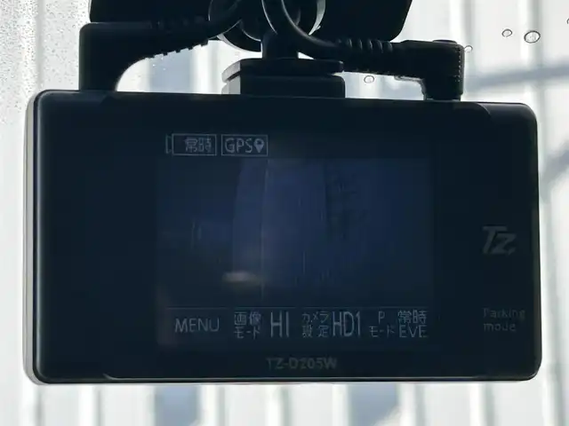 トヨタ ライズ Z 熊本県 2023(令5)年 1.3万km ナチュラルベージュマイカM 社外ナビ（CN-HA01WD）/・AM/FM/CD/DVD/SD/iPod/BT/・フルセグTV/バックカメラ/先行車発進お知らせ機能/車線逸脱警報/ステアリングアシスト/標識認識機能/横滑り防止機能/ふらつき警報/前後コーナーセンサー/レーダークルーズコントロール/革巻きステアリング/・ステアリングリモコン/オートライト/・LEDライト/・フォグランプ/D/N席シートヒーター/前後ドライブレコーダー（TZ-D205W）/電動サイドブレーキ/・ホールドボタン/電動格納ミラー/・ウィンカーミラー/純正フロアマット/純正アルミホイール/スマートキー/・スペアキー