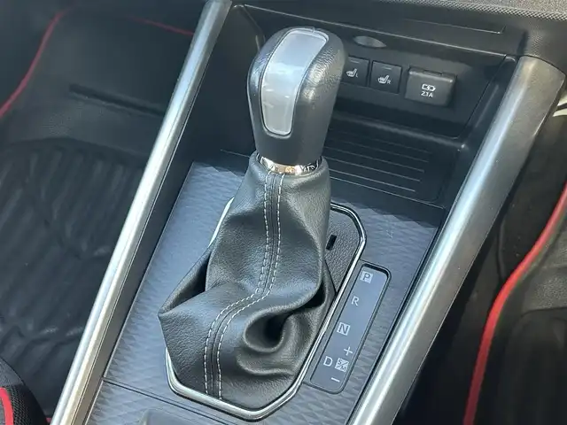 トヨタ ライズ Z 熊本県 2023(令5)年 1.3万km ナチュラルベージュマイカM 社外ナビ（CN-HA01WD）/・AM/FM/CD/DVD/SD/iPod/BT/・フルセグTV/バックカメラ/先行車発進お知らせ機能/車線逸脱警報/ステアリングアシスト/標識認識機能/横滑り防止機能/ふらつき警報/前後コーナーセンサー/レーダークルーズコントロール/革巻きステアリング/・ステアリングリモコン/オートライト/・LEDライト/・フォグランプ/D/N席シートヒーター/前後ドライブレコーダー（TZ-D205W）/電動サイドブレーキ/・ホールドボタン/電動格納ミラー/・ウィンカーミラー/純正フロアマット/純正アルミホイール/スマートキー/・スペアキー