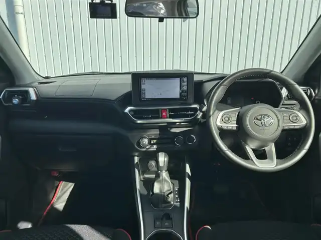 トヨタ ライズ Z 熊本県 2023(令5)年 1.3万km ナチュラルベージュマイカM 社外ナビ（CN-HA01WD）/・AM/FM/CD/DVD/SD/iPod/BT/・フルセグTV/バックカメラ/先行車発進お知らせ機能/車線逸脱警報/ステアリングアシスト/標識認識機能/横滑り防止機能/ふらつき警報/前後コーナーセンサー/レーダークルーズコントロール/革巻きステアリング/・ステアリングリモコン/オートライト/・LEDライト/・フォグランプ/D/N席シートヒーター/前後ドライブレコーダー（TZ-D205W）/電動サイドブレーキ/・ホールドボタン/電動格納ミラー/・ウィンカーミラー/純正フロアマット/純正アルミホイール/スマートキー/・スペアキー