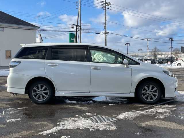 トヨタ ウィッシュ 1．8S モノトーン 道央・札幌 2014(平26)年 12.6万km ホワイトパールクリスタルシャイン ４WD/寒冷地仕様/社外SDナビ/CD/DVD/BT/フルセグ/横滑り防止装置/センターデフロック/バックカメラ/ビルトインETC/ワイパーデアイサー/ECOMODE/SPORTMODE/ハーフレザーシート/革巻きステアリング/パドルシフト/MTモード付AT/プッシュスタート/スマートキー/HIDヘッドライト/オートライト/フォグランプ/電動格納ミラー/ウィンカーミラー/純正フロアマット/ドアバイザー/スペアキー/純正AW付冬タイヤ積込/195/65/R15/2023年/山8mm