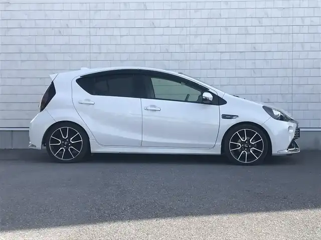 トヨタ アクア G G’s 栃木県 2017(平29)年 8.4万km ライムホワイトパールクリスタルシャイン (株)IDOMが運営する【じしゃロン小山店】の自社ローン対象車両になります。こちらは現金ご利用時の価格です。/自社ローンご希望の方は別途その旨お申付け下さい。//ワンオーナー/禁煙車/社外フルセグナビ/（CD/DVD/AM/FMラジオ）/(Bluetooth)/スマートキー/プッシュスタート/バックカメラ/ＥＴＣ/クルーズコントロール/プリクラッシュセーフティ/車線逸脱警報/ステアリングリモコン/電動格納ドアミラー/パワーウインドウ/オートライト/オートマチックハイビーム/防眩ミラー