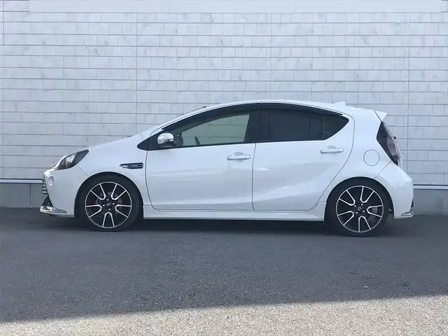 トヨタ アクア G G’s 栃木県 2017(平29)年 8.4万km ライムホワイトパールクリスタルシャイン (株)IDOMが運営する【じしゃロン小山店】の自社ローン対象車両になります。こちらは現金ご利用時の価格です。/自社ローンご希望の方は別途その旨お申付け下さい。//ワンオーナー/禁煙車/社外フルセグナビ/（CD/DVD/AM/FMラジオ）/(Bluetooth)/スマートキー/プッシュスタート/バックカメラ/ＥＴＣ/クルーズコントロール/プリクラッシュセーフティ/車線逸脱警報/ステアリングリモコン/電動格納ドアミラー/パワーウインドウ/オートライト/オートマチックハイビーム/防眩ミラー